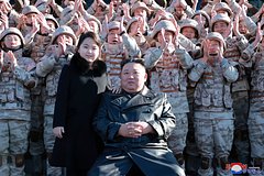 Ким Чен Ын во второй раз появился на публике со своей дочерью: Политика: Мир: Lenta.ru0