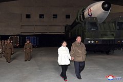 Ким Чен Ын впервые показал свою дочь: Политика: Мир: Lenta.ru0
