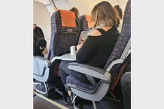 Красившая ногти пассажирка самолета разозлила попутчиков и была обругана в сети: Мир: Путешествия: Lenta.ru0