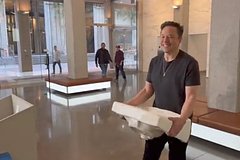 Маск приехал в штаб-квартиру Twitter с раковиной в руках: Coцсети: Интернет и СМИ: Lenta.ru0