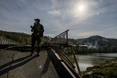 Мать украинского боевика добровольно сдала оружие своего сына: Общество: Россия: Lenta.ru0