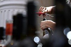 Мясников дал советы для снижения риска похмелья после новогоднего застолья: ТВ и радио: Интернет и СМИ: Lenta.ru0