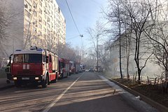 Москвич не дождался помощи и выпрыгнул из окна девятого этажа при пожаре: Общество: Россия: Lenta.ru0