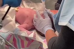 Мужчина пришел на роды, все время провел за игрой в телефоне и лишился семьи: Люди: Из жизни: Lenta.ru0