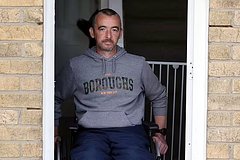 Мужчина случайно порезался на работе и лишился обеих ног: Происшествия: Из жизни: Lenta.ru0
