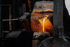 Мужчина упал в чан с расплавленным алюминием и выжил: Происшествия: Из жизни: Lenta.ru0