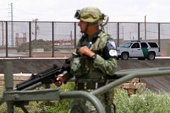 На границе США и Мексики ввели чрезвычайное положение из-за мигрантов: Общество: Мир: Lenta.ru0