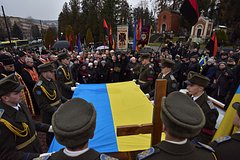 На Украине похоронили сына главы украинских националистов Шухевича: Украина: Бывший СССР: Lenta.ru0