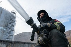 Названа вероятная причина пожара на нефтезаводе в Ангарске: Происшествия: Россия: Lenta.ru0