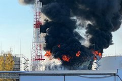 Один из резервуаров поврежден на нефтебазе в Белгороде из-за обстрела ВСУ: Происшествия: Россия: Lenta.ru0