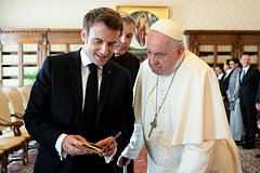 Папа Римский принял на аудиенции Макрона: Политика: Мир: Lenta.ru0