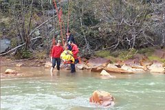 Пассажирка поезда случайно увидела в окно раненую туристку и спасла ее от смерти: Люди: Из жизни: Lenta.ru0