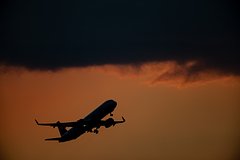 Пассажиры самолета приняли роды у женщины на высоте 10 тысяч метров: Происшествия: Из жизни: Lenta.ru0