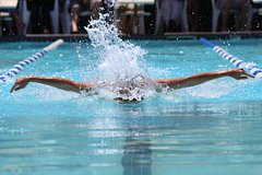 Пережившая зверское нападение акулы девушка выиграла чемпионат по плаванию: Люди: Из жизни: Lenta.ru0