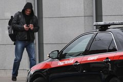 Под Петербургом мужчина и женщина открыли огонь из автомата на дороге: Следствие и суд: Силовые структуры: Lenta.ru0