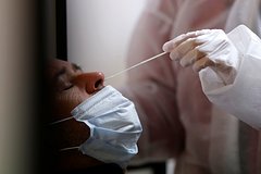 Повторное заражение коронавирусом увеличило риск смерти: Наука: Наука и техника: Lenta.ru0