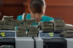 Путин утвердил запрет на проведение сделок с долями 45 банков без спецразрешения: Госэкономика: Экономика: Lenta.ru0
