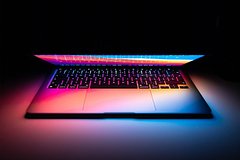 Раскрыт первый ноутбук Apple с OLED-дисплеем: Гаджеты: Наука и техника: Lenta.ru0