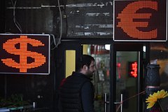 Россиян предупредили о рисках хранения средств в долларах и евро: Капитал: Экономика: Lenta.ru0