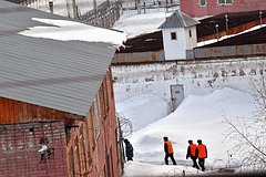 Российских заключенных решили отправлять в колонии из-за нехватки мест в СИЗО: Следствие и суд: Силовые структуры: Lenta.ru0