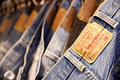 Самые старые джинсы в мире продали за семь миллионов рублей: Явления: Ценности: Lenta.ru0