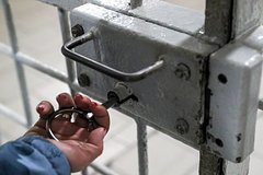 Сотрудница тюрьмы родила ребенка от заключенного и попала за решетку: Происшествия: Из жизни: Lenta.ru0