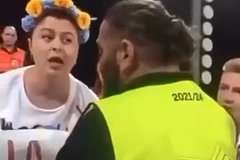 Стюарды на Кипре порвали антироссийский плакат у украинской болельщицы: Футбол: Спорт: Lenta.ru0