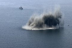 Турецкий катер подорвался на дрейфующей мине в Черном море: Происшествия: Мир: Lenta.ru0
