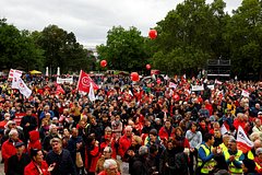 Тысячи австрийцев вышли на акции протеста против роста цен: Общество: Мир: Lenta.ru0