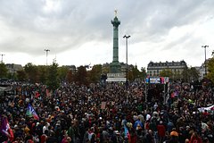 Тысячи парижан вышли на акцию протеста: Политика: Мир: Lenta.ru0
