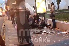 В центре Петербурга мотоциклист вылетел в толпу прохожих на тротуаре: Происшествия: Россия: Lenta.ru0