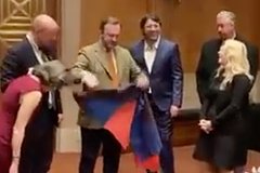 В Донбассе отреагировали на инцидент с вытиранием обуви о флаг ДНР: Политика: Россия: Lenta.ru0