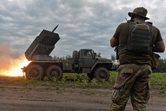 В Донецке маршрутный автобус и остановка попали под обстрел ВСУ: Происшествия: Россия: Lenta.ru0