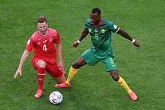 В ФИФА отказались видеть проблему в российском флаге на бутсах игрока Камеруна: Футбол: Спорт: Lenta.ru0