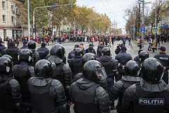 В Кишиневе протестующие выстроились в «коридор позора» для власти: Молдавия: Бывший СССР: Lenta.ru0