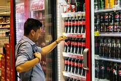 В московских магазинах появились имитирующие Coca-Cola напитки: Бизнес: Экономика: Lenta.ru0