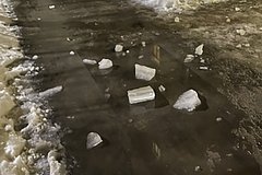 В российском городе на двухлетнего мальчика с крыши рухнула глыба льда: Происшествия: Россия: Lenta.ru0