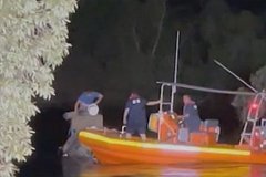 Водитель дома на колесах пытался пересечь кишащую крокодилами реку и застрял: Происшествия: Из жизни: Lenta.ru0