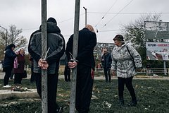 Захарова прокомментировала фото с привязанными к столбам людьми в Херсоне: Украина: Бывший СССР: Lenta.ru0